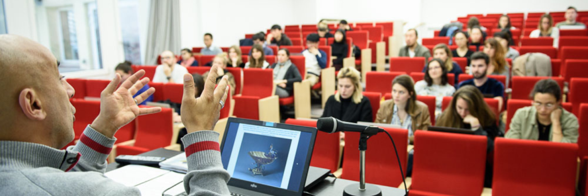 Etudiants écoutant un professeur dans un amphithéâtre