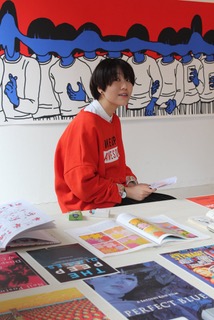 Yuqing Wang devant l'une de ses oeuvres
